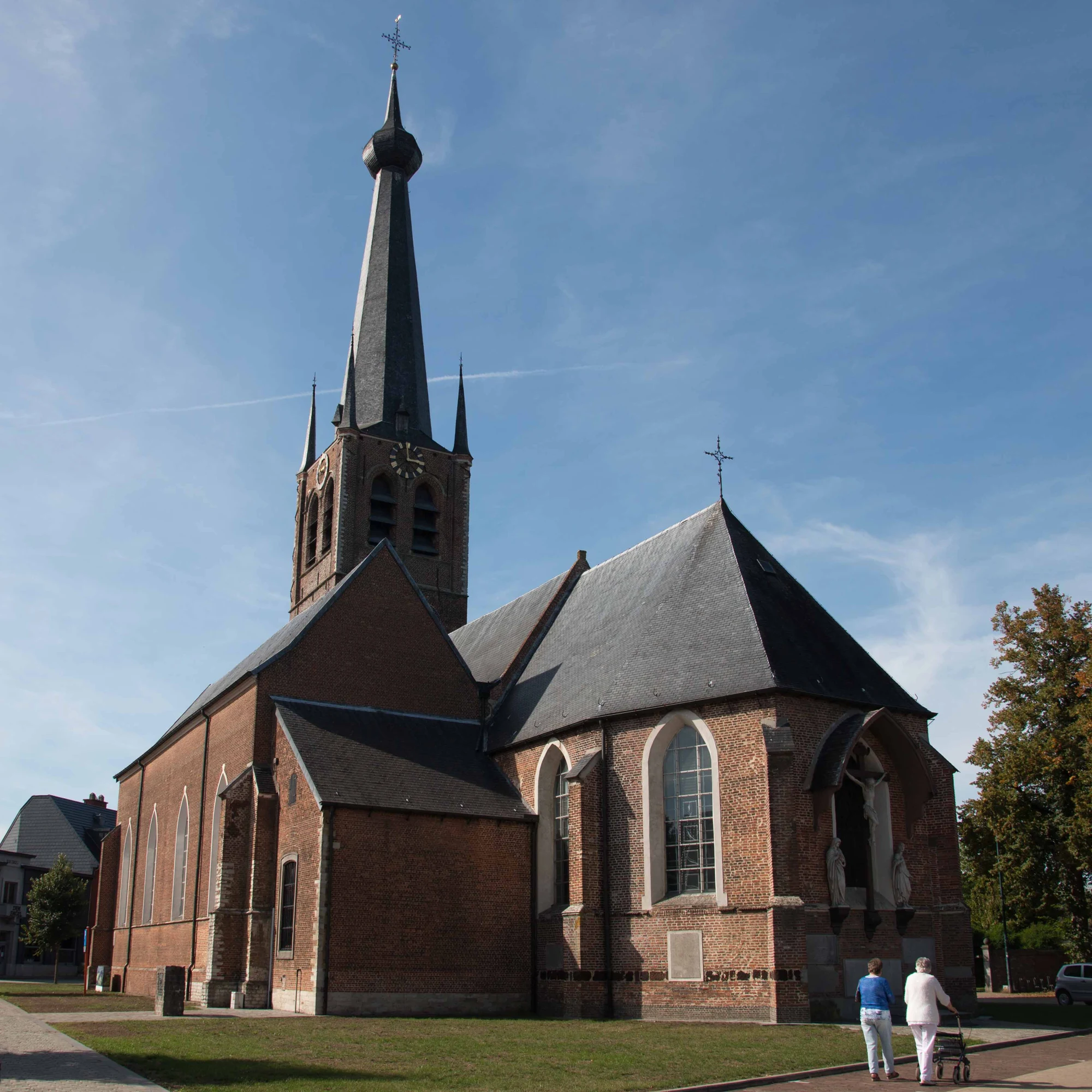 De Sint-Pieterskerk in Vorselaar onder een blauwe hemel